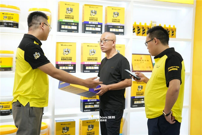 墻邦大板瓷磚膠閃耀佛山陶博會(huì)，金色夢(mèng)想燃爆陶瓷圈！